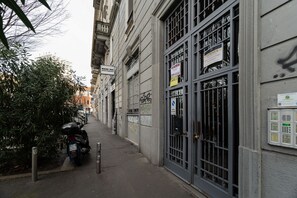 Exterior detail - Comfortable 45m2 apartment, ideal for 2 people, located on the second floor of a building with lift.The accommodation is located in the Porta Romana district in a strategic position, a stone's throw from the Lodi Tibb M3 stop and the Porta Romana rai (Milan)