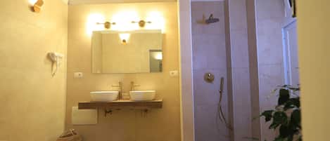 Douche, sĂšche-cheveux, bidet, serviettes fournies