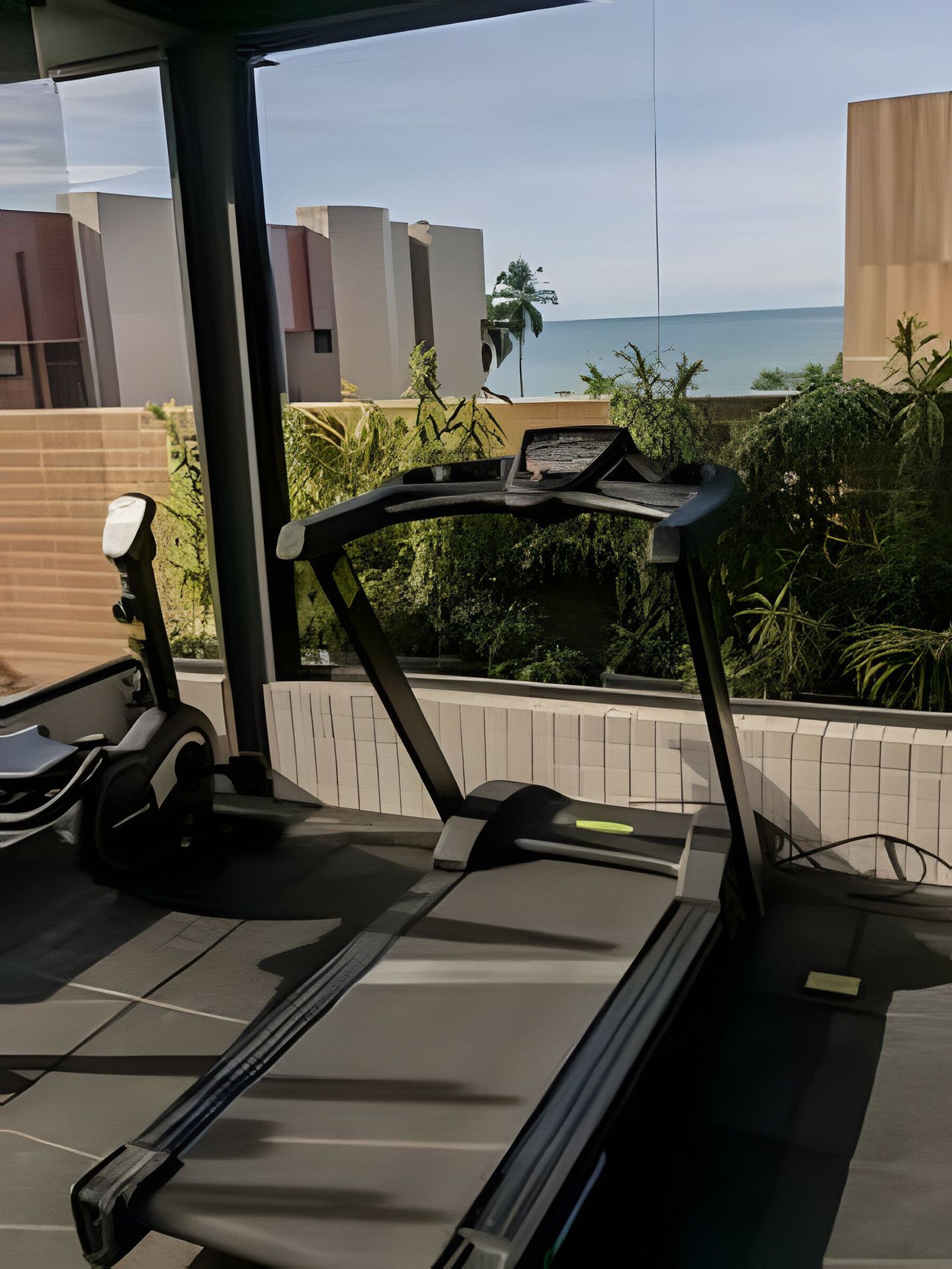 Una cinta de correr con vistas a edificios y palmeras.