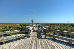 Property grounds - Oceanfront 3BR Condo w Pool, Balcony Views & Direct Beach Access (Wrightsville Beach)