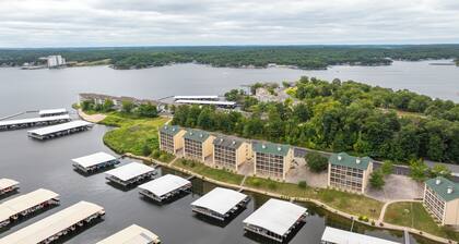 WATERFRONT Condo/Bristol Bay/Screened-in balcony/Boat Slip Available & Garage