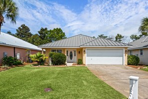 Exterior - Pet Friendly House in Miramar Beach! (Miramar Beach)