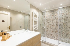 Shower, hair dryer, bidet, towels - Alberico II Apartment (Rome)