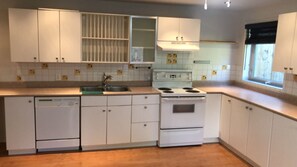 Unclassified image, 4 of 10, button - 5 bedroom home in Vanier, Ottawa (Ottawa)