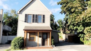 Unclassified image, 2 of 10, button - 5 bedroom home in Vanier, Ottawa (Ottawa)