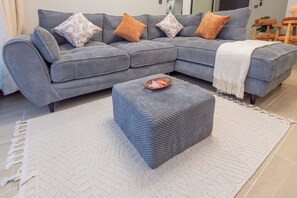 Living area - Central & Cozy 1 bed Apt, 10 Mins to JKIA & SGR, With Pool, Gym (Machakos County,)