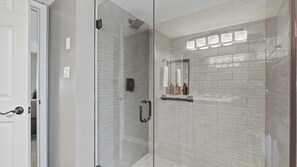 Shower, hair dryer, towels, shampoo - Lake Ozark Oasis Central Location & Pool Access (Lake Ozark)