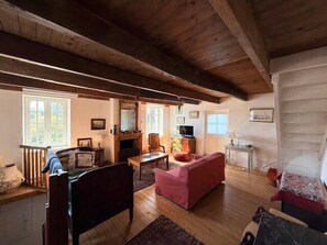 TV, fireplace - Fisherman's cottage 300m from the Rance (Le Minihic-sur-Rance)