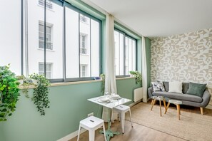 Living area - Quiet studio near Nation & Bois (Paris)