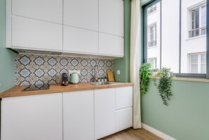 Fridge, microwave, dishwasher, coffee/tea maker - Quiet studio near Nation & Bois (Paris)