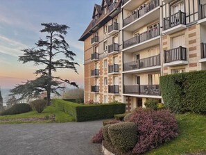 Exterior - 80 m² Apartment with Sea & Pool View – Sleeps 6 (Villers-sur-Mer)