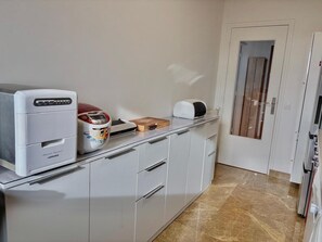 Eine Küche mit modernen Ger äten, einem Toaster und einem Holztisch.