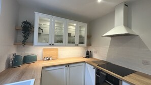 Fridge, microwave, oven, dishwasher - The Old Forge in the Heart of  Clifden Town (Clifden)