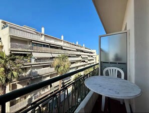 Outdoor dining - Studio w/ balcony - 1 min to beach & train (Antibes)