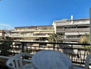 Outdoor dining - Studio w/ balcony - 1 min to beach & train (Antibes)