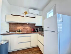 Fridge, microwave, coffee/tea maker - Studio w/ balcony - 1 min to beach & train (Antibes)