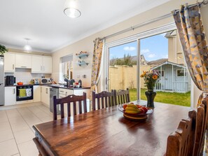 Fridge, microwave, oven, dishwasher - Cuirt Cregg Clifden Holiday Home (Clifden)