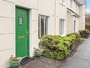 A house with a green door, a small window, and a mailbox. - Cuirt Cregg Clifden (Clifden)