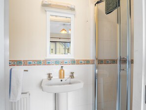 Shower, hair dryer, towels - Cuirt Cregg Clifden Holiday Home (Clifden)