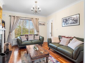 TV, fireplace - Cuirt Cregg Clifden Holiday Home (Clifden)