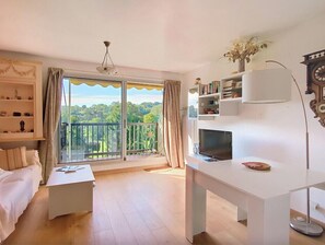 TV - South-facing golf view apartment with balcony (Houlgate)