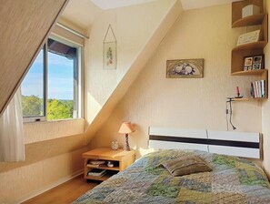2 bedrooms, iron/ironing board, bed sheets - South-facing golf view apartment with balcony (Houlgate)
