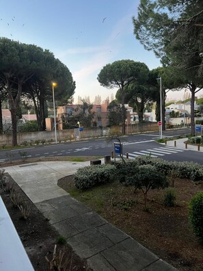 Property grounds - Studio with balcony and private parking (La Grande-Motte)