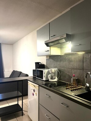 Fridge, microwave, oven, coffee/tea maker - Studio with balcony and private parking (La Grande-Motte)