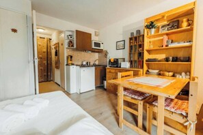 Een strijkplank/strijkijzer, wifi, beddengoed