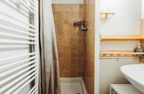Shower, hair dryer, towels - Studio with balcony and private parking (Saint-Gervais-les-Bains)