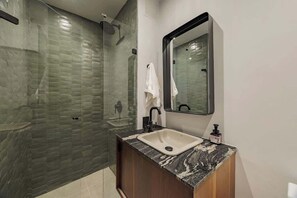 Shower, shampoo - lEPl Contemporary 2BR w/ AC Near Provenza Medellín (Medellín)