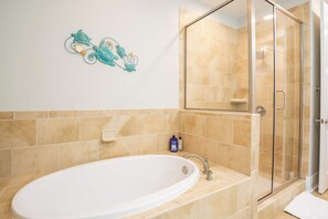 Shower, hair dryer, towels - Harbour Hideaway in Saint James (Southport)
