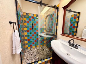 Dusche, Haartrockner, Handtücher, Seife