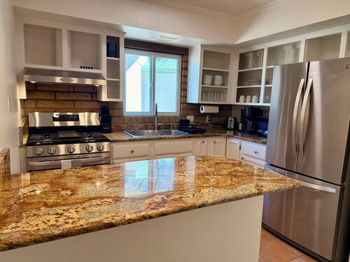 Family & Pet friendly Patagonia home + Volleyball Court & Firepit