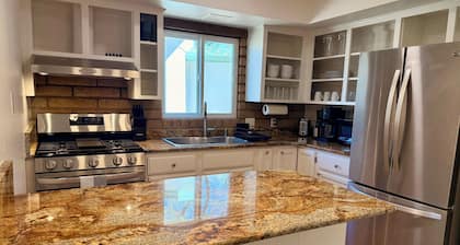 Family & Pet friendly Patagonia home + Volleyball Court & Firepit
