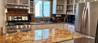 Family & Pet friendly Patagonia home + Volleyball Court & Firepit