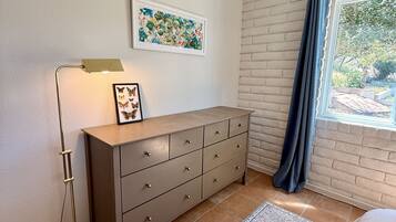2 bedrooms, desk, iron/ironing board, free WiFi