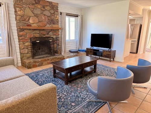 Family & Pet friendly Patagonia home + Volleyball Court & Firepit