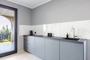 Refrigerador, parrilla de estufa y molino para café 
