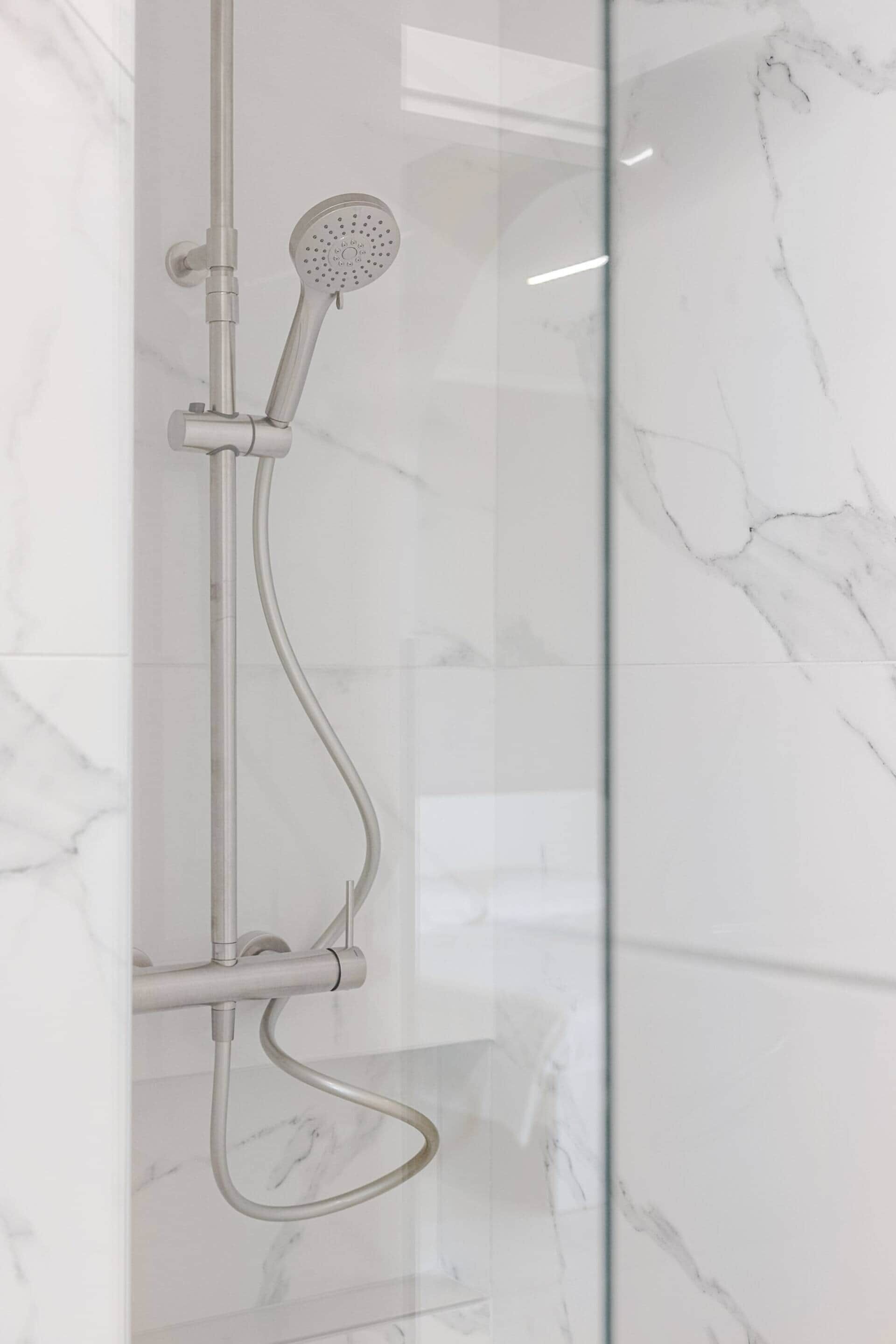 Doccia, asciugacapelli, bidet, sapone