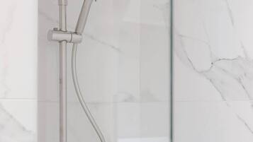 Doccia, asciugacapelli, bidet, sapone