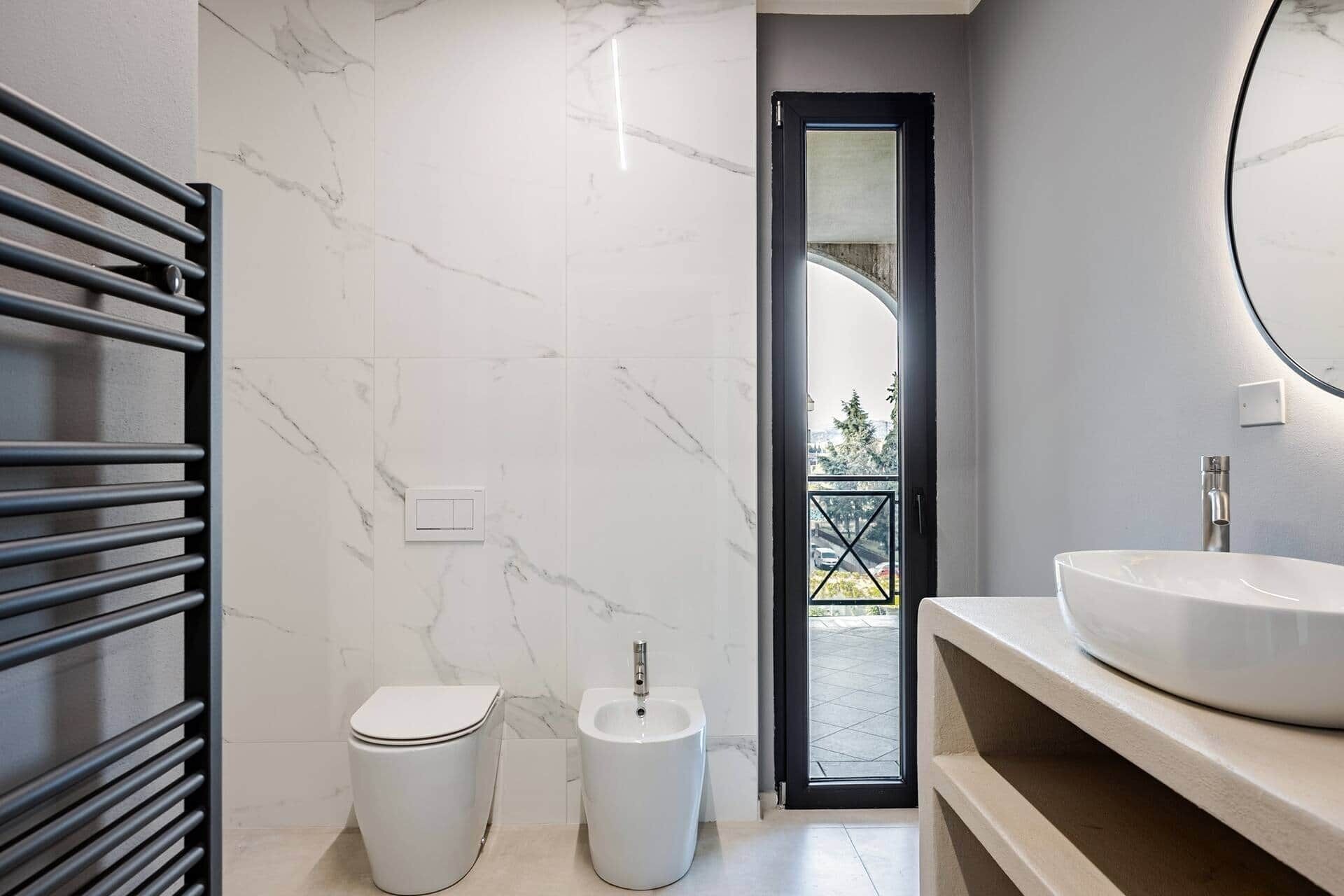 Doccia, asciugacapelli, bidet, sapone