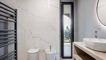 Doccia, asciugacapelli, bidet, sapone