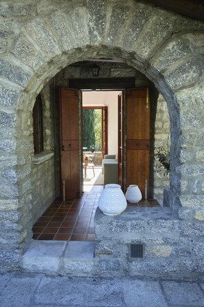 Exterior detail - Detached lakefront cottage (GERA LARIO)