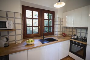 Fridge, microwave, oven, stovetop - Detached lakefront cottage (GERA LARIO)
