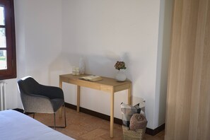 2 bedrooms, iron/ironing board, Internet, bed sheets - Detached lakefront cottage (GERA LARIO)