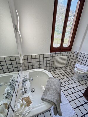 Sèche-cheveux, bidet, serviettes fournies