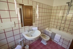 Sèche-cheveux, bidet, serviettes fournies