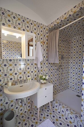 Shower, hair dryer, bidet, towels - Quiet lakefront apartment (GERA LARIO)