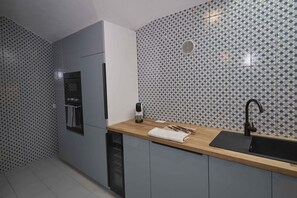 Een koelkast, een microgolfoven, een oven, een kookplaat
